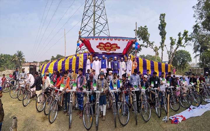 টানা ৪০ দিন জামাতে নামাজ পড়ে সাইকেল পেল ৪৫ কিশোর